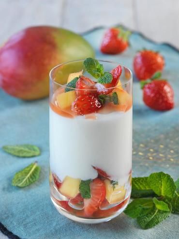 Mousse de fromage blanc, fraises et mangue